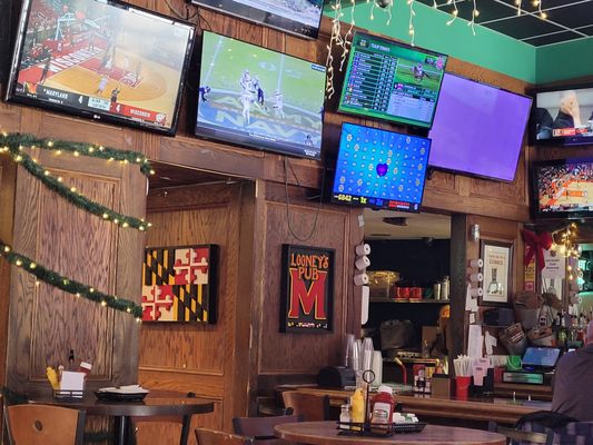 Looney's Pub by null