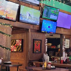 Looney's Pub - Plenty of TV's from one angle, a lot more around, UMD and MD flag