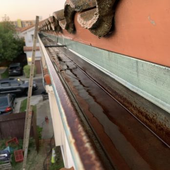 Emvee Gutter - This faithful Gutter was covered in at least half an inch of old dirt. Now, she reflects the horizon. - Gutter Services Near Me Emvee Gutter - This faithful Gutter was covered in at least half an inch of old dirt. Now, she reflects the horizon. - Gutter Services Near Me