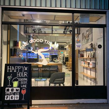 Swipe ⬅️ to see the trading books that have shaped how professionals think  about markets, risk, and decision making. Comment “GROUP” and we'll send  you the link to join our exclusive Telegram One Good Trade