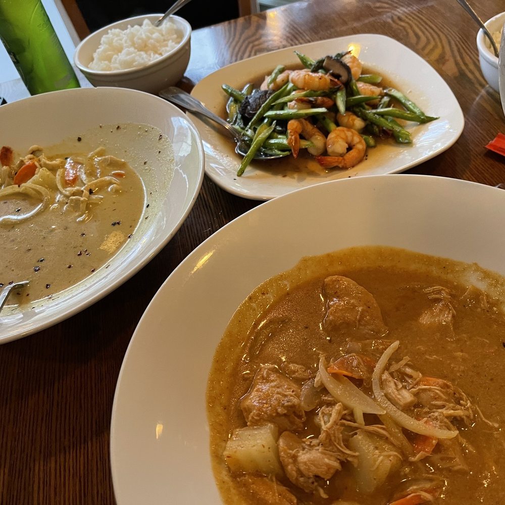 Toomies Thai Cuisine - Massaman curry, Yellow curry, and Specialty Shrimp Asparagus. - Thai Near Me - Bend, Oregon Toomies Thai Cuisine - Massaman curry, Yellow curry, and Specialty Shrimp Asparagus. - Thai Near Me - Bend, Oregon