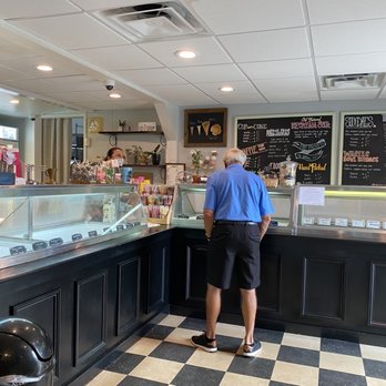 Peaches N' Cream - Inside - Ice Cream & Frozen Yogurt Near Me - Litchfield, Connecticut Peaches N' Cream - Inside - Ice Cream & Frozen Yogurt Near Me - Litchfield, Connecticut