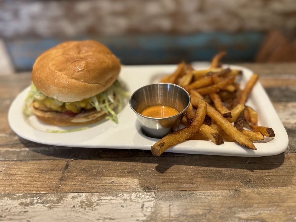 LAKEHOUSE BAR AND GRILL Updated August 2024 26 Photos & 38 Reviews