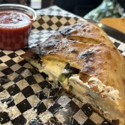 Mudd’s - Veggie calzone