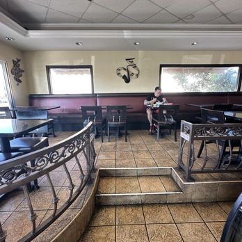 Le Croissant Dore - Bakeries Near Me - Westminster, California