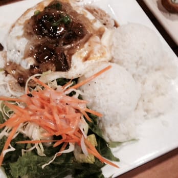 Da Kitchen Maui - There is rice under the loco moco too, not nearly enough meat, egg and gravy for the amount of rice they give you. - Hawaiian Near Me - Kihei, Hawaii