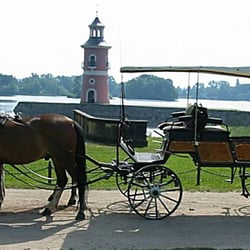 Kutsch- Hochzeitsfahrten Moritzburg - Kutsche am Hafen (Personen digital entfernt!)