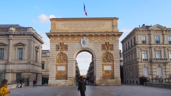 Arc de Triomphe by null