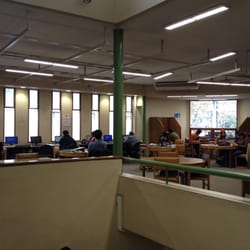 Biblioteca Municipal de Providencia Mauricio Litvak - Al fondo, los computadores.