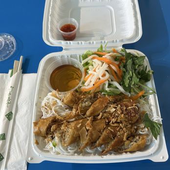 Rollin’ Rolls Cafe - Spring Rolls Vermicelli Plate - Vietnamese Near Me - Urban Honolulu, Hawaii