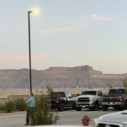 Holiday Inn Express & Suites Green River - Me taking a picture of dude taking a picture in the parking lot