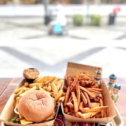 Babas Jakobsberg - Vegan burgare med pommes frites + side order sötpotatis pommes med vegan-dipp, september 2022