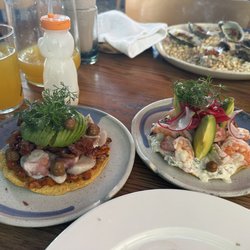 Oaxacalifornia - Izq. Tostada de estofado de pulpit. Der. Tostada de ceviche blanco