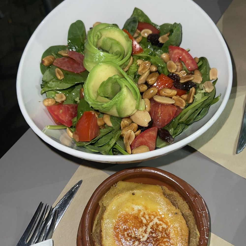Arte y Sabor - Spinach Salad - Tapas Bars Near Me - Seville, SE Arte y Sabor - Spinach Salad - Tapas Bars Near Me - Seville, SE