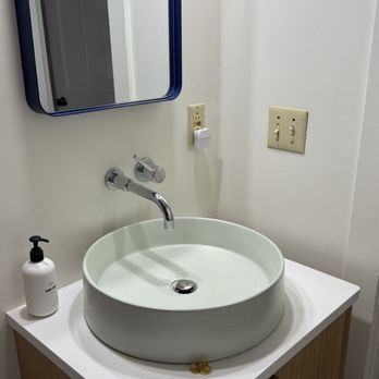 Lakeshore Resort TC - Bath - Resorts Near Me - Traverse City, Michigan