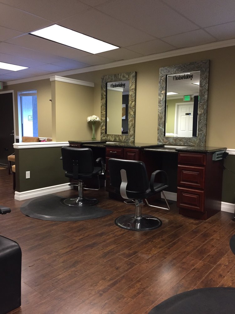 The Salon & Lash Lounge Logo