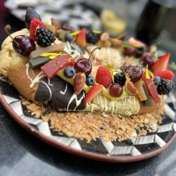 Bruna Restaurante  - ROSCA DE DÍA DE REYES: too busy, messy, big and dry. Not suit for dessert