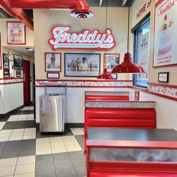 Freddy's Frozen Custard & Steakburgers - Dining room
