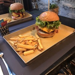 Macinato Fresco - Cheeseburger and fries