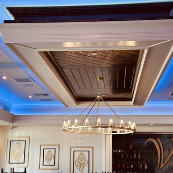 Nivek Painting - a dining room with a chandelier - Painters Near Me Nivek Painting - a dining room with a chandelier - Painters Near Me
