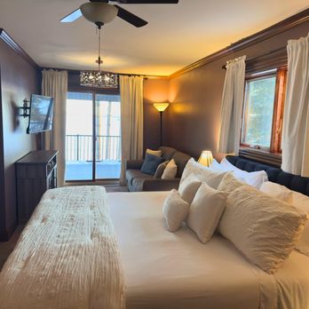 Inn On Lake Wissota - Sanctuary guest room - Hotels Near Me - Chippewa Falls, Wisconsin Inn On Lake Wissota - Sanctuary guest room - Hotels Near Me - Chippewa Falls, Wisconsin