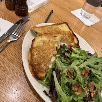 Mustards Bar & Grill - Grilled cheese - American Near Me - San Francisco, California Mustards Bar & Grill - Grilled cheese - American Near Me - San Francisco, California