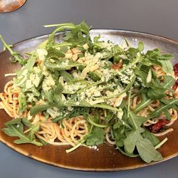 Der Nudelmacher - Spaghetti mit Huhn, Rucola, Parmesan, Tomaten, Knoblauch usw.
