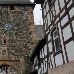 Fachwerkhaus und Glockenturm