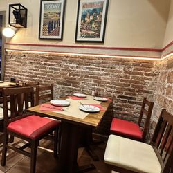 Tuscania - Seating with cute plates