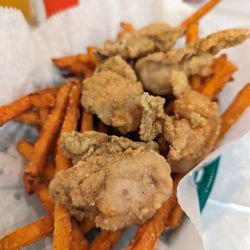 Kickin Kajun - Fried oysters, they usually give 4 but due to the small size they gave a extra