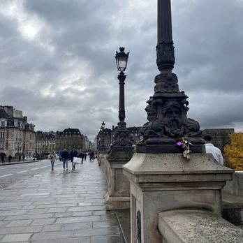 Le Pont Neuf - Landmarks & Historical Buildings Near Me Le Pont Neuf - Landmarks & Historical Buildings Near Me