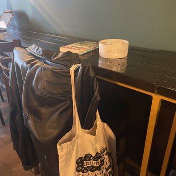 Ludlow Charlingtons Coffee Shop - Counter seating - Coffee & Tea Near Me - Chicago, Illinois Ludlow Charlingtons Coffee Shop - Counter seating - Coffee & Tea Near Me - Chicago, Illinois