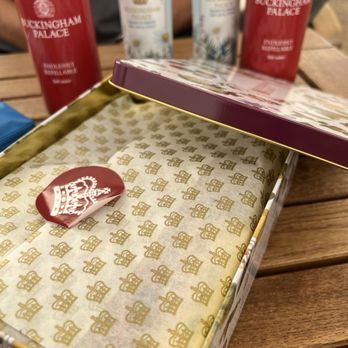 Buckingham Palace - The tea tin with gin and tonic with reusable water bottles. - Landmarks & Historical Buildings Near Me - London, XGL
