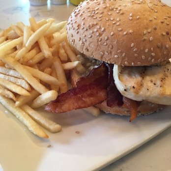 Cornet - Chicken sandwich - Cocktail Bars Near Me - New Orleans, Louisiana