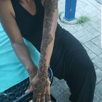 Free Henna Artist - Paste feels cool and relaxing as it's applied onto the skin (no pain/irritation). - Henna Artists Near Me Free Henna Artist - Paste feels cool and relaxing as it's applied onto the skin (no pain/irritation). - Henna Artists Near Me