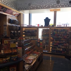 The inside of the CNNstore at LAX
