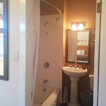 Deer Lodge - Bathroom - Hotels Near Me - Lake Louise, Alberta