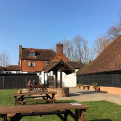 The Plough Inn - Outdoor seating area in back