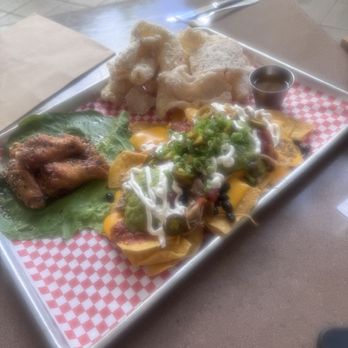 Splash Bar - Da kine platter - Kailua pork nachos, friend chicken and salt and vinegar chicharrones - Asian Fusion Near Me - Honolulu, Hawaii Splash Bar - Da kine platter - Kailua pork nachos, friend chicken and salt and vinegar chicharrones - Asian Fusion Near Me - Honolulu, Hawaii