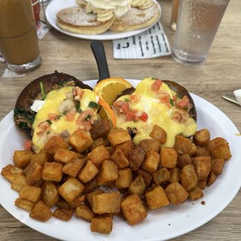 Eggs 'n Things Ko Olina - Kalua Pig Benedict on taro bun - American Near Me - Kapolei, Hawaii