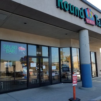 Round Table Pizza - the front of the restaurant - Pizza Near Me - Morro Bay, California