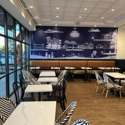 Paris Baguette - The seating area