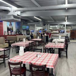 Scales Cafe - Dining area - clean and simple!