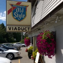 Viaduct Bar - Busy for lunch, even on a Monday.
