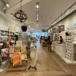 soha living - Pretty big store