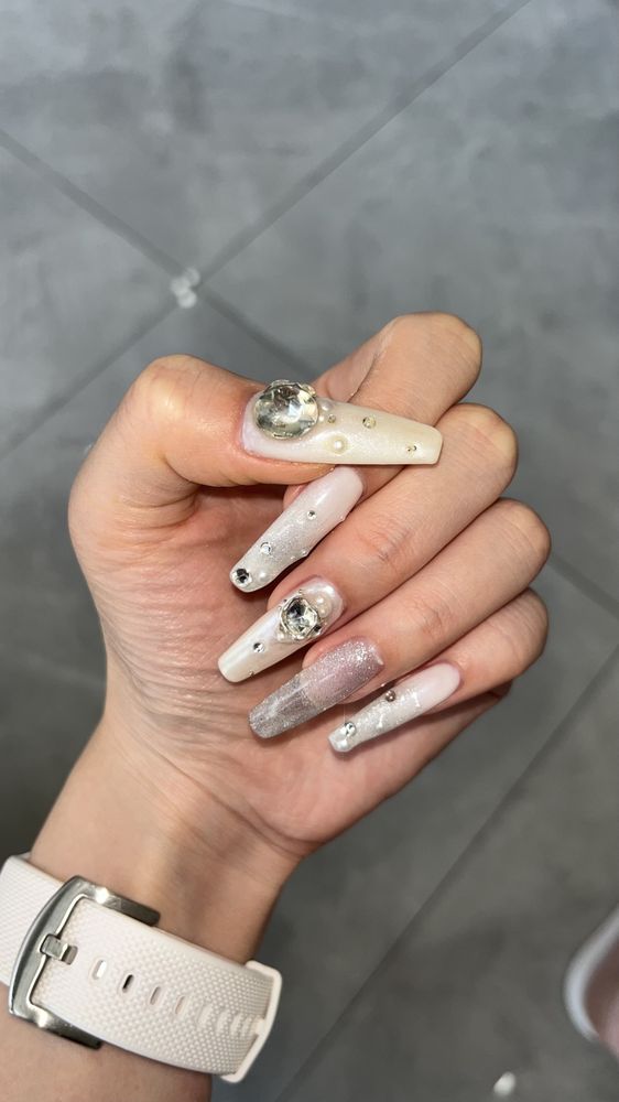 Miya Nails & Spa Logo