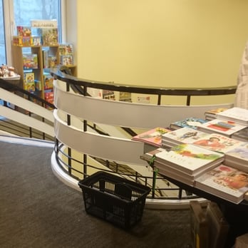 Waterstone's - Escaliers en colimaçon border de livres. - Newspapers & Magazines Near Me - Brussels, BRU Waterstone's - Escaliers en colimaçon border de livres. - Newspapers & Magazines Near Me - Brussels, BRU