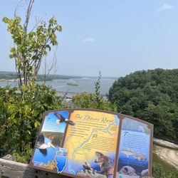 Starved Rock State Park Visitor Center - 7/24/23 Beautiful day for a hike