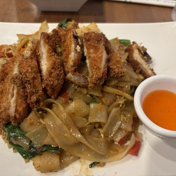 Pho Basil - Drunken noodles with crispy chicken - Vietnamese Near Me - Boston, Massachusetts Pho Basil - Drunken noodles with crispy chicken - Vietnamese Near Me - Boston, Massachusetts