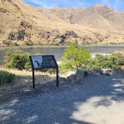 Snake River Adventures - A great place to hang out and due lunch